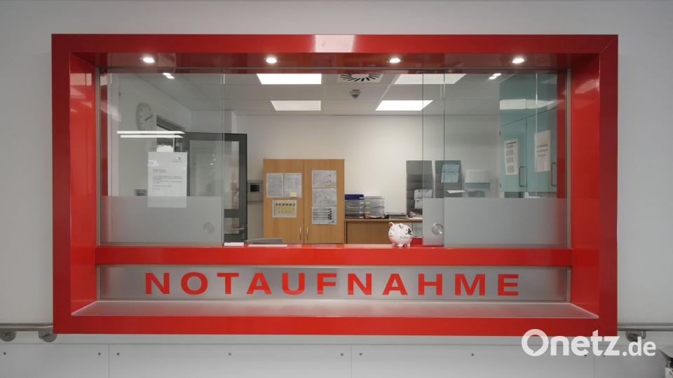 2019 wurde der völlig modernisierte OP-Trakt mit neu gestalteter Notaufnahme im Krankenhaus Tirschenreuth in Betrieb genommen. Doch 2024 war damit Schluss: Aus der rund um die Uhr besetzten Notaufnahme wurde eine Notfallambulanz für leichtere Fälle. Sie wird tagsüber meist von Ärzten des Krankenhauses und an Wochenenden vom Bereitschaftsdienst der Kassenärztlichen Vereinigung betreut. Archivbild: tr