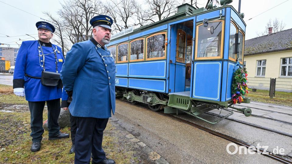 In den früheren Trambahnwagen gab es Schaffner. Bild: Peter Kneffel/dpa