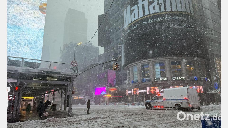 Am berühmten Times Square waren am Morgen nur vereinzelt Besucher unterwegs. Bild: Anne Pollmann/dpa