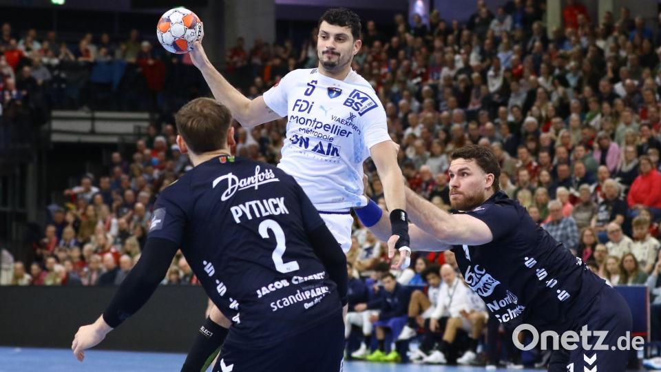 Kyllian Villeminot (Montpellier HB) wird von den Flensburgern Simon Pytlick (l) und Johannes Golla gestoppt. Bild: Michael Hundt/dpa
