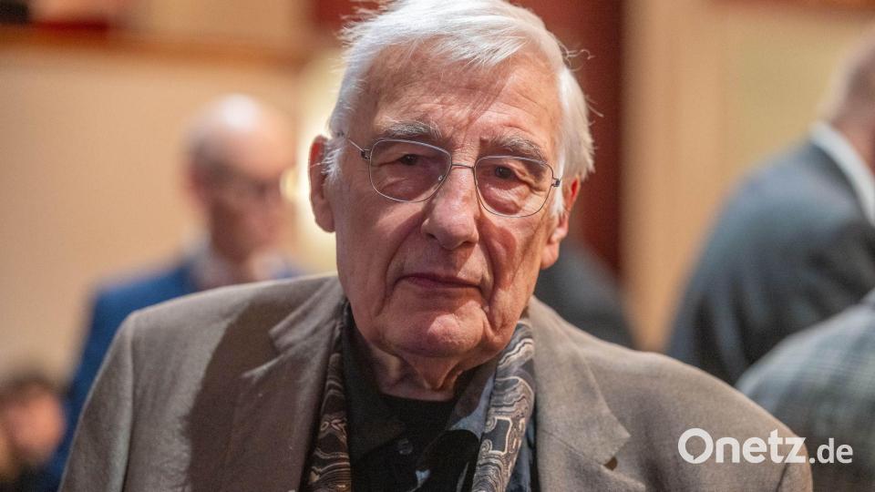 Der Bühnen- und Kostümbildner sowie Opernregisseur Jürgen Rose hat den „Oper! Awards“ in der Kategorie „Lebenswerk“ erhalten. Bild: Armin Weigel/dpa