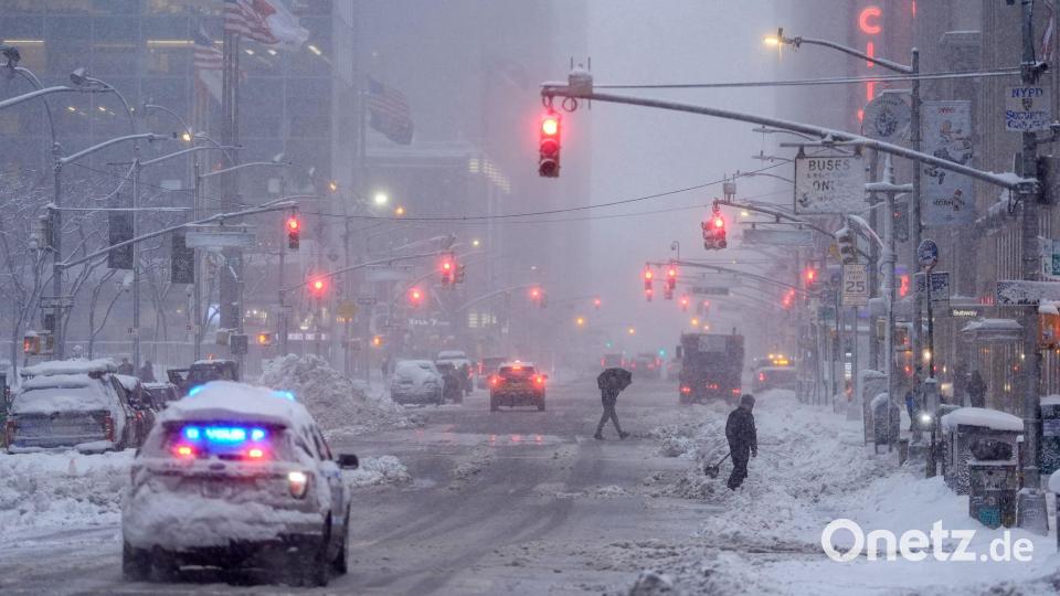 Schneemassen legten am Montag weite Teile New Yorks und der US-Ostküste lahm. Bild: Seth Wenig/AP/dpa