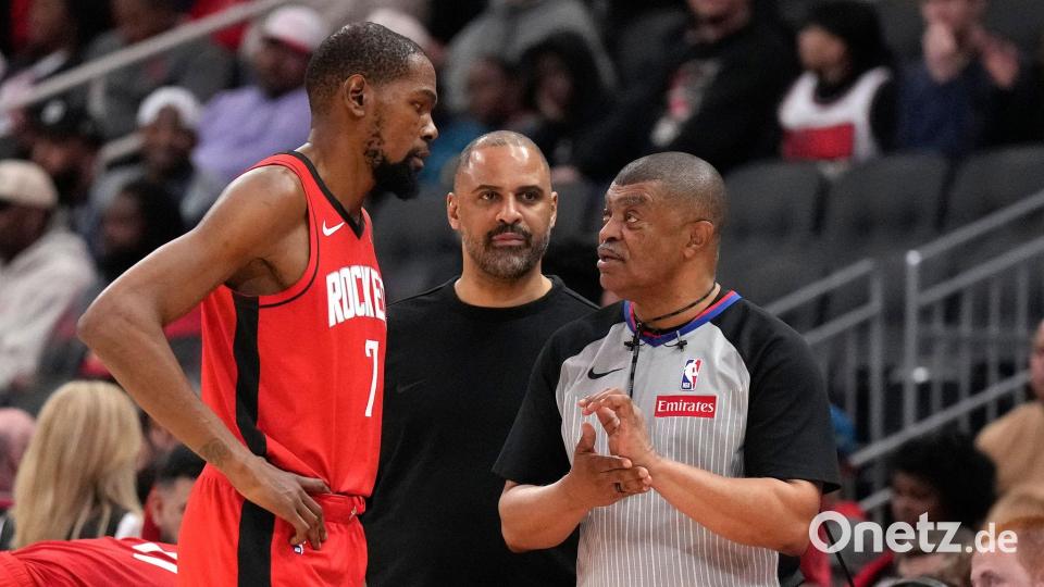 Kevin Durant (l) möchte mit fast 40 Jahren 2028 noch einmal bei Olympia dabei sein. Bild: Karen Warren/FR172172 AP/AP/dpa