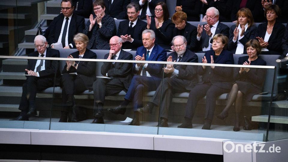 Zahlreiche frühere Spitzenpolitiker erweisen Süssmuth die letzte Ehre Bild: Bernd von Jutrczenka/dpa