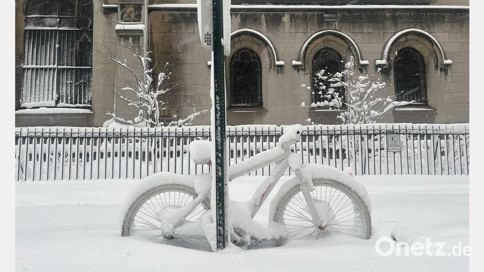 In der größten Stadt des Landes fielen teils 50 Zentimeter Neuschnee. Bild: Christina Horsten/dpa