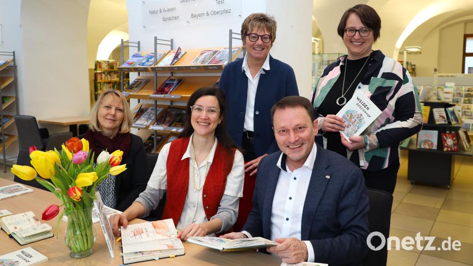 Oberbürgermeister Jens Meyer und Künstlerin Coline Eberhard gemeinsam mit (von links) Ruth Neumann, Leiterin der Regionalbibliothek, Kulturamtsleiterin Sabine Guhl sowie Projektbetreuerin Astrid Karl. Bild: Pressestelle Stadt Weiden i.d.OPf.