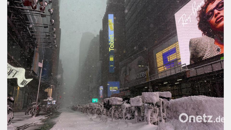 Die Schneemassen verwandelten den Times Square in eine Eislandschaft. Bild: Anne Pollmann/dpa