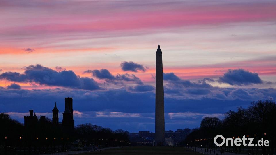 Das Tageslicht verschwindet hinter dem Washington Monument, am Tag vor der Rede von US-Präsident Trump zur Lage der Nation. Bild: Matt Rourke/AP/dpa