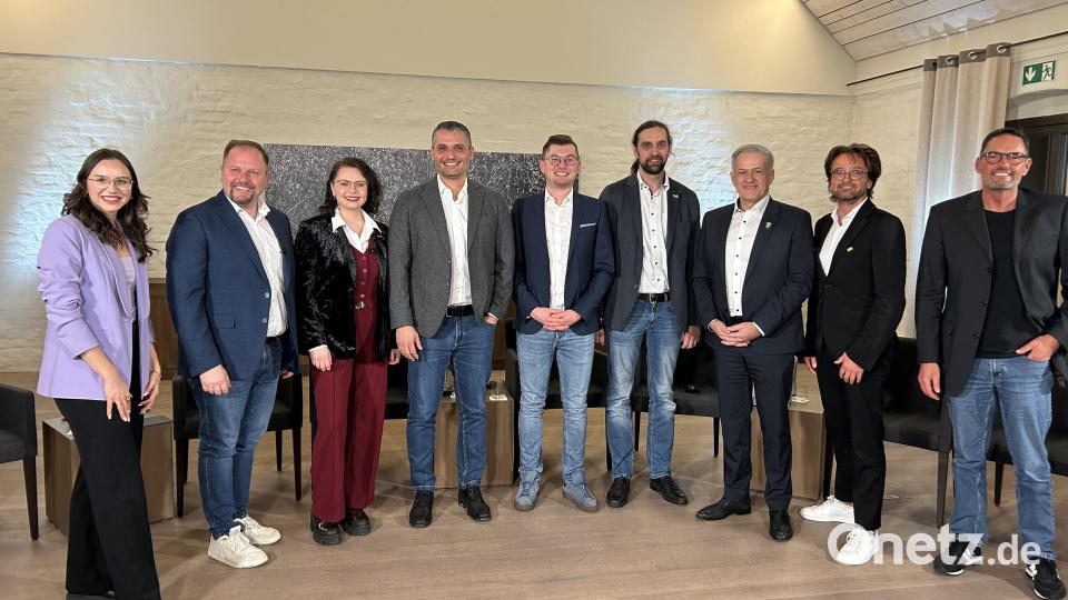 Sie kamen am Montag zur Podiumsdiskussion im Tagungszentrum der Burg Falkenberg zusammen: (von links) Moderatorin Lea Sommer, Hubert Schicker, Stefanie Haaf, Muhammet Dal, Kreisjugendring-Vorsitzender Max Siller, Josef Schmidt, Landrat Roland Grillmeier, Dr. Bernd Withöft und Moderator Harald Rippl. Bild: Kreisjugendring Tirschenreuth/Christian Kreil