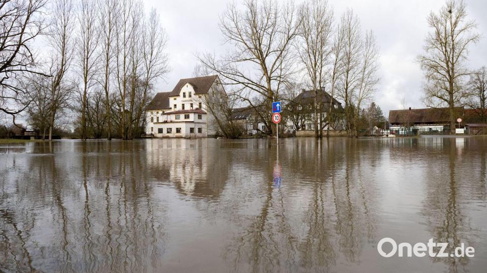Dauerregen und Schneeschmelze sorgen vielerorts für Überflutungen, wie etwa hier an der Aisch. Bild: Pia Bayer/dpa