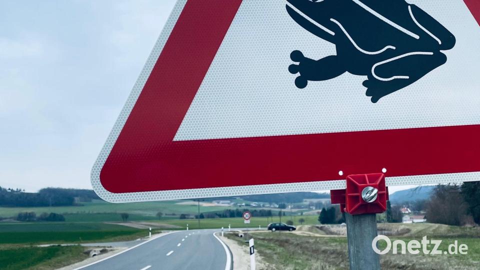 Verkehrsschilder weisen auf die Amphibienwanderung hin. Oft gilt auch ein Tempolimit. Archivbild: Hans-Jürgen Bumes