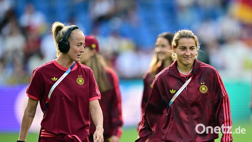 Nationalstürmerin Lea Schüller (l.): Neuanfang bei Manchester United. (Archivbild) Bild: Sebastian Christoph Gollnow/dpa