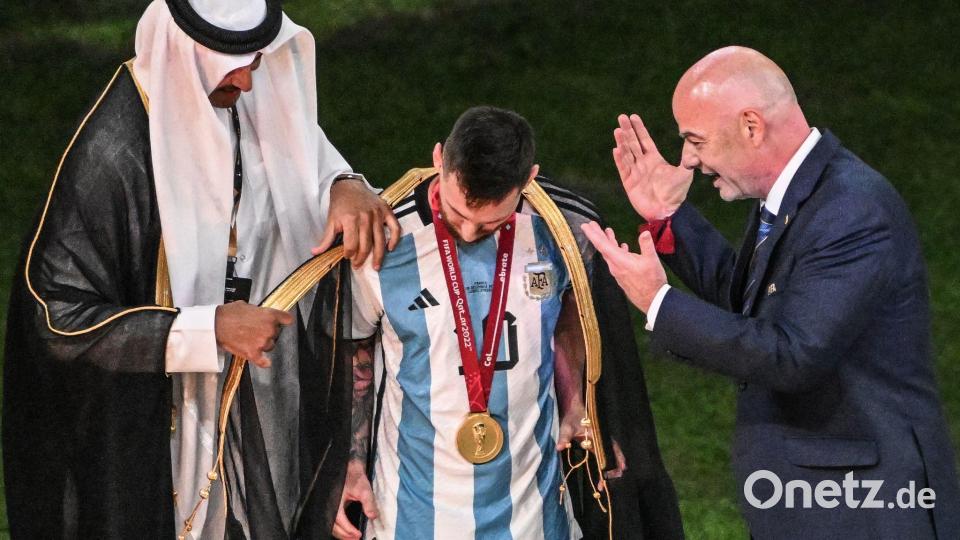 Gianni Infantino ehrt Lionel Messi als Weltmeister-Kapitän in Katar. (Archivbild) Bild: Robert Michael/dpa