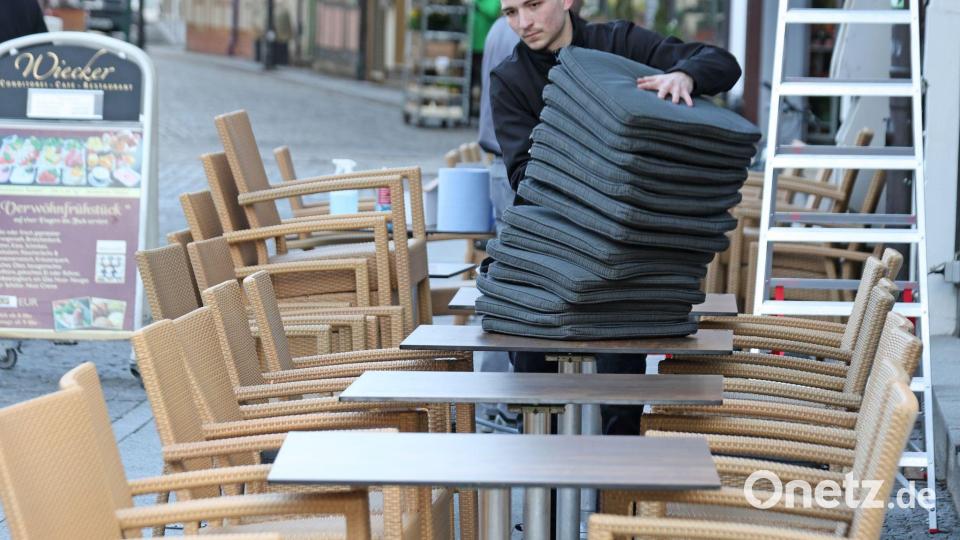 Von den frühlingshaften Temperaturen profitiert auch die Außengastronomie. Bild: Matthias Bein/dpa