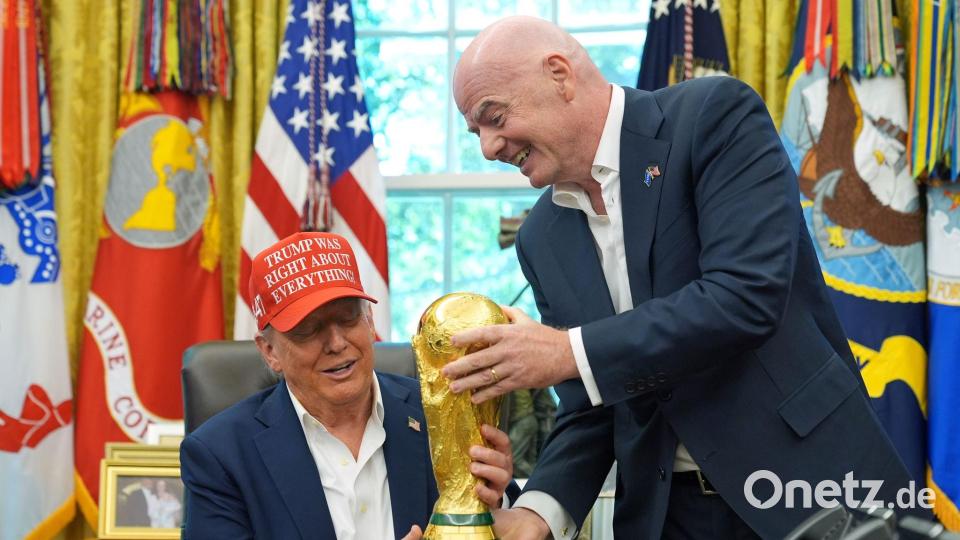 Kumpel? Komplizen? Donald Trump und Gianni Infantino (r). (Archivbild) Bild: Jacquelyn Martin/AP/dpa