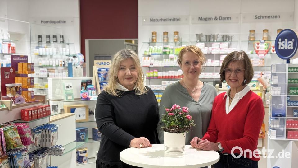 Brigitte Mehler-Pfletscher, Dagmar Goblirsch und Gabriele Badum (von links) in der Stadt-Apotheke. Bild: Paul Zrenner