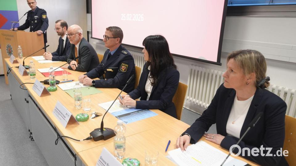 Julian Göbel (l-r), Mario Mannweiler, Stefan Heimes, Friederike Manuelle-Sander und Simone Roeder äußern sich bei der Pressekonferenz. Bild: Thomas Frey/dpa