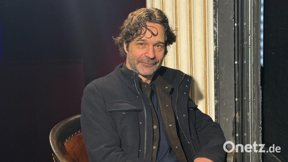 Der deutsche Dramatiker Moritz Rinke hat eine KI-Komödie geschrieben, die jetzt in Wien uraufgeführt wird. Bild: Matthias Röder/dpa