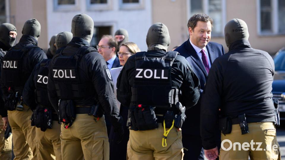 Der Zoll führte den Ministern und der Ministerin eine Festnahme vor. Bild: Bernd von Jutrczenka/dpa