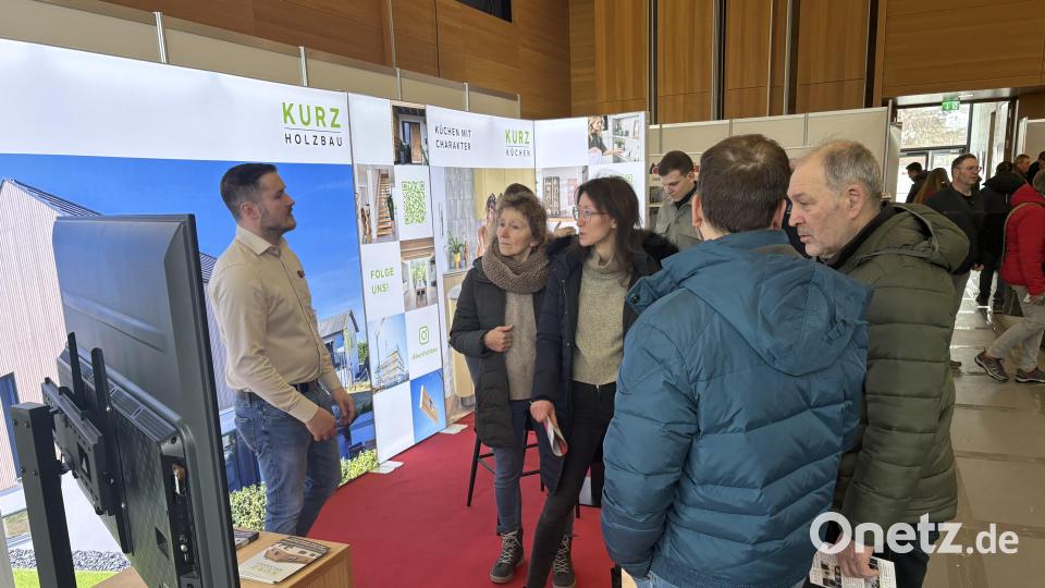 Die Aussteller rund um den Bau stellten sich den Fragen der Besucher. Bild: sns