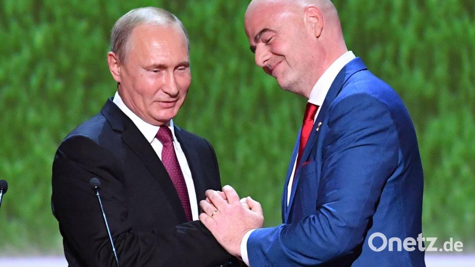 Zu den Mächtigen der Welt sucht Gianni Infantino immer eine große Nähe. (Archivbild) Bild: Yuri Kadobnov/POOL AFP/AP/dpa