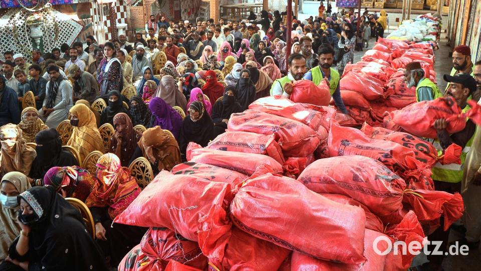 Hilfsgüter für Ramadan Bild: Pervez Masih/AP/dpa