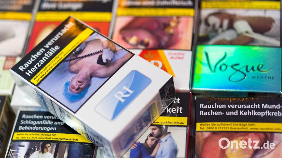 Vor zehn Jahren beschloss der Bundestag: Auf allen Zigarettenschachteln müssen Warnbilder und -hinweise abgedruckt werden. (Symbolbild) Bild: Monika Skolimowska/ZB/dpa