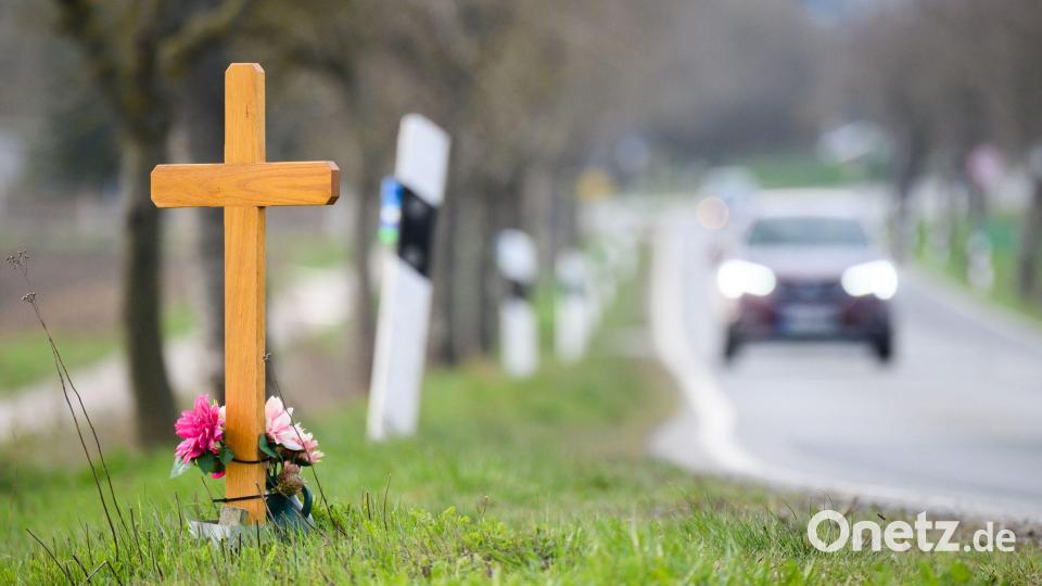 Auf dem Land sieht man sie häufig: Schlichte Kreuze, die an ein Unfallopfer erinnern. (Symbolfoto) Bild: Julian Stratenschulte/dpa