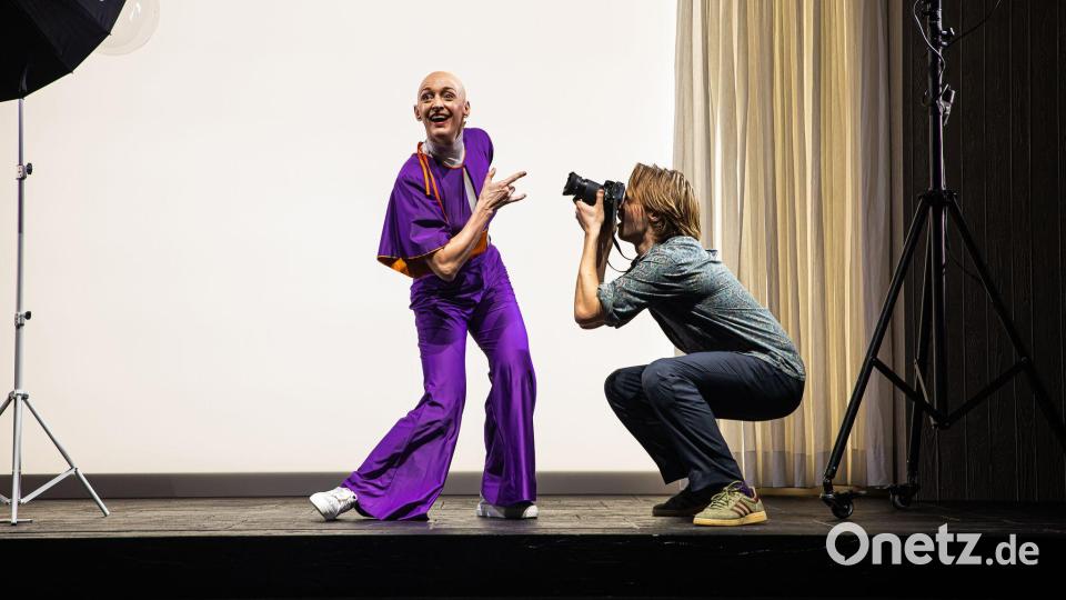 Im Theaterstück „Sophia oder Das Ende der Humanisten“ ersetzt ein Professor seine Ehefrau durch ein menschenähnliches KI-Wesen. Bild: Astrid Knie/Theater in der Josefstadt/dpa