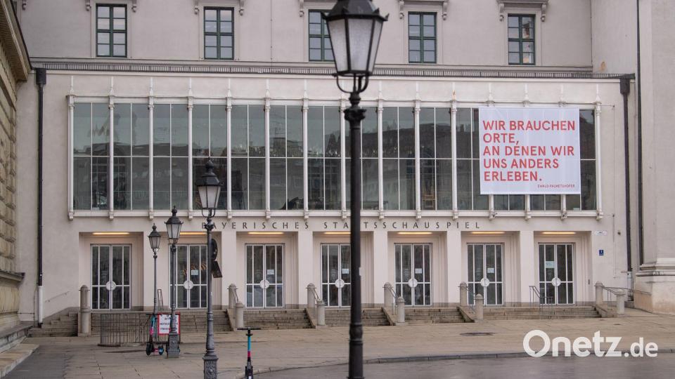 Im Sommer 2025 wurde am Residenztheater eine von Kroetz geschriebene Neufassung des Volksstücks „Gschichtn vom Brandner Kaspar“ uraufgeführt. (Archivbild) Bild: Sven Hoppe/dpa