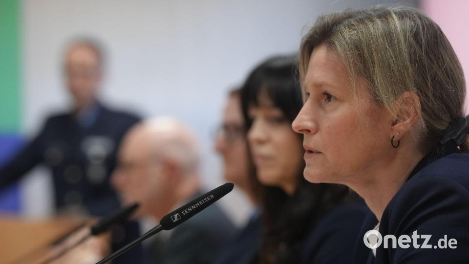 Simone Roeder von der Kripo Koblenz spricht bei der Pressekonferenz über die Ermittlungen. Bild: Thomas Frey/dpa