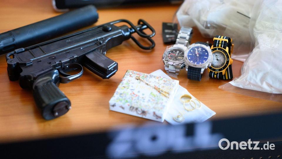 Waffen, Drogen, Luxusuhren - der Zoll wird bei Verbrecherbanden immer wieder fündig. Bild: Bernd von Jutrczenka/dpa