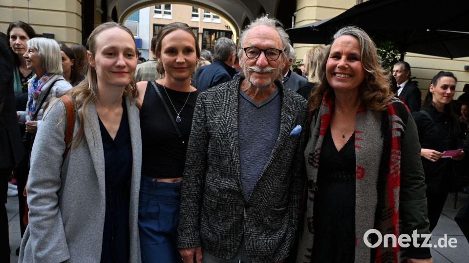 Franz Xaver Kroetz besucht mit seinen Töchtern Magdalena und Josephine (l-r) sowie deren Mutter Marie Theres Relin eine Musicalpremiere. (Archivbild) Bild: Felix Hörhager/dpa