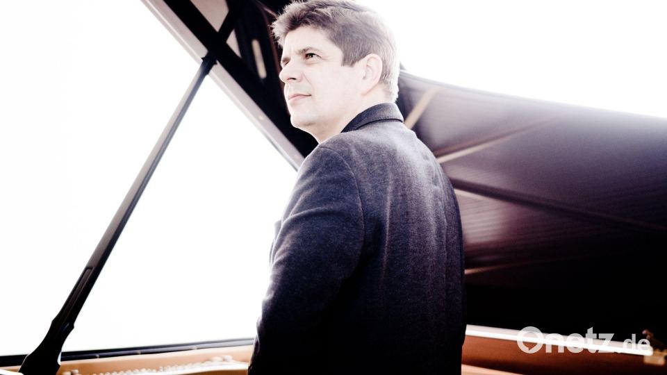 Javier Perianes tritt weltweit mit führenden Orchestern auf. Am 9. März präsentiert er zusammen mit Tabea Zimmermann Werke von Schumann, Brahms, Britten und Schostakowitsch im Stadttheater Amberg. Bild: Marco Borggreve