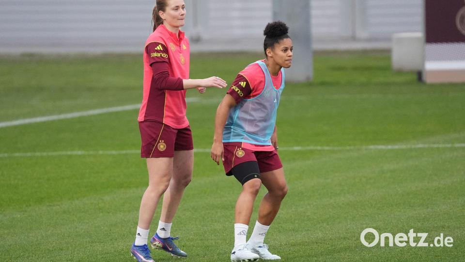 Sjoeke Nüsken (l.) und Shekeira Martinez: England-Profis beim DFB-Training. Bild: Marc Schüler/dpa