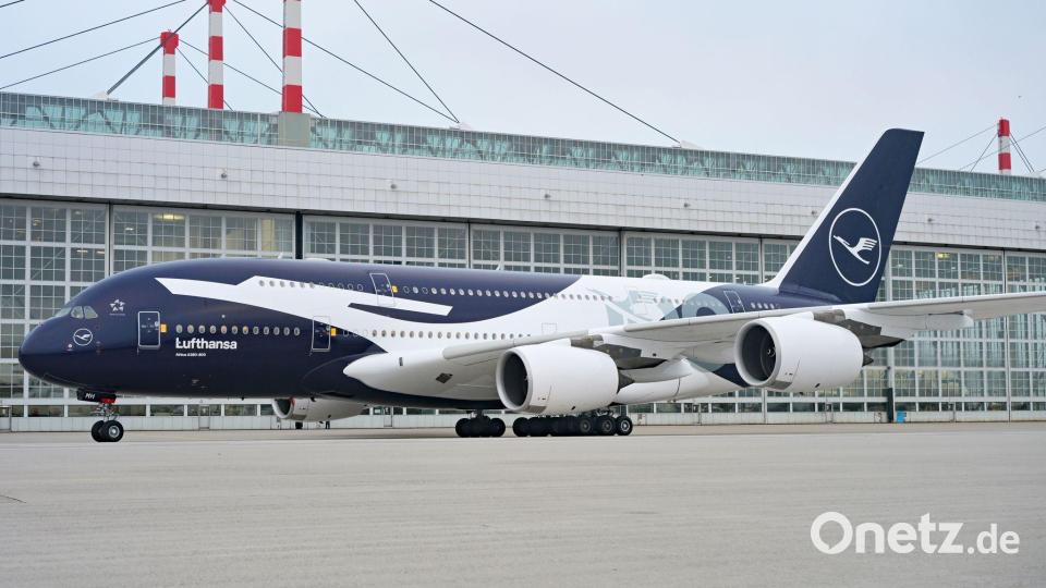Lufthansa hat einen Airbus A380 zum Jubiläum mit einem riesigen Kranich lackiert. Bild: Malin Wunderlich/dpa