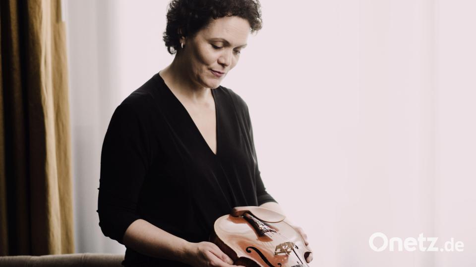 Tabea Zimmermann ist bekannt für ihre Interpretationen von Werken von Brahms, Schostakowitsch und Britten. Sie hat nahezu die gesamte Musikliteratur für Viola auf CD eingespielt und setzt sich für zeitgenössische Musik ein. Bild: Marco Borggreve