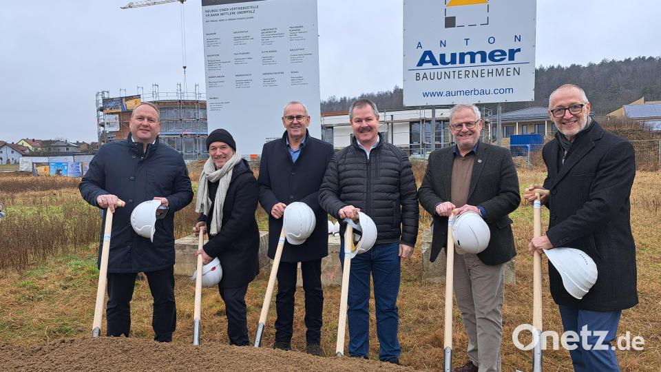 Vorstandsmitglied Stefan Schiller, Architekt Gunther Benkert, Aufsichtsratsvorsitzender Johann Kreckl, Vorstandssprecher Bernhard Werner, Oberbürgermeister Andreas Feller und Vorstandsmitglied Sebastian Gehmacher (von links) vollzogen den Spatenstich für das neue Bürogerbäude der Volks- und Raiffeisenbank Mittlere Oberpfalz. Bild: Hirsch