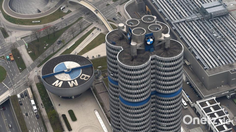 Das Dach des BMW-Museums (l) schmückt das Logo des Autobauers. Es steht direkt neben der Konzernzentrale, dem sogenannten Vierzylinder, vorne im Bild. (Archivbild) Bild: Felix Hörhager/dpa