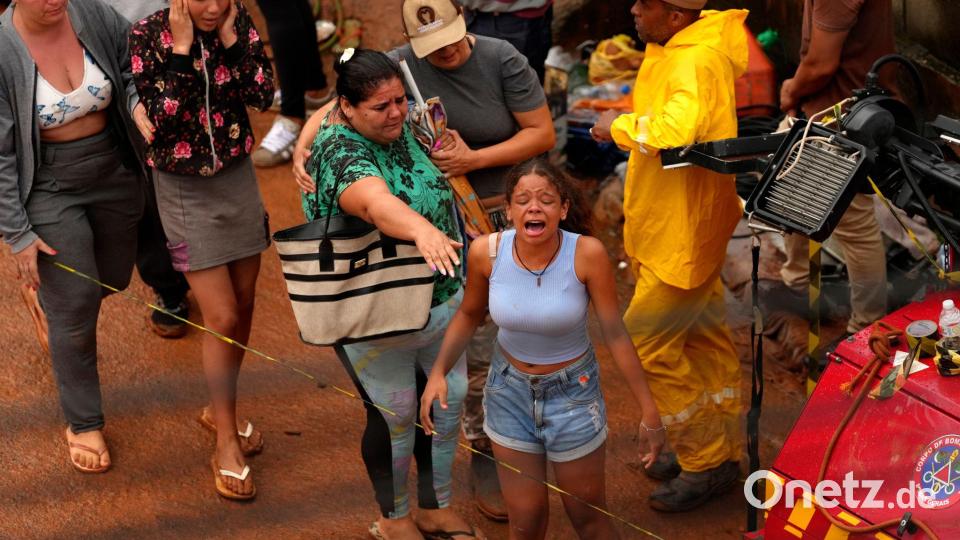 Viele Familien haben ihre Angehörigen verloren. Bild: Silvia Izquierdo/AP/dpa