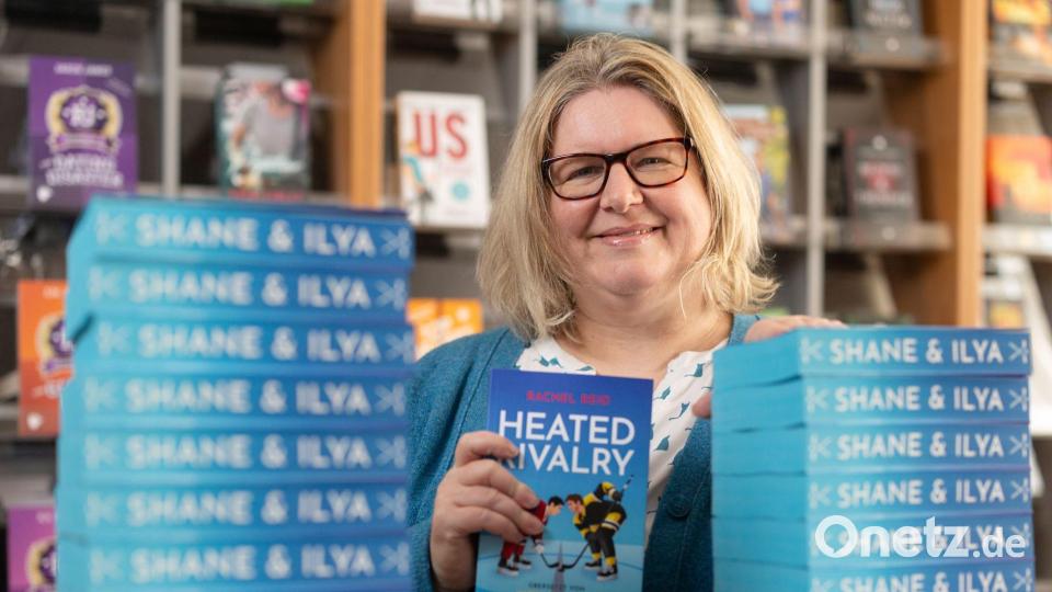 Verlagschefin Jeanette Bauroth freut sich über den Erfolg der queeren Eishockey-Liebesgeschichte, der für ihren Verlag aber auch einiges an Logistik erfordert. Bild: Michael Reichel/dpa