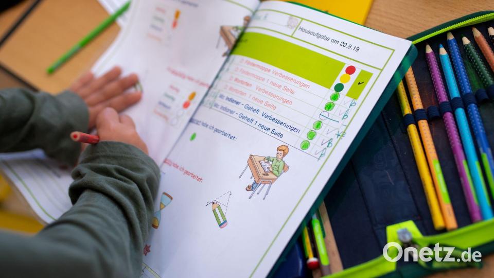 Die Folgen des Stellenmoratoriums sind teils größere Klassen und der Wegfall von Wahlfächern und AGs. (Symbolbild) Bild: Sven Hoppe/dpa