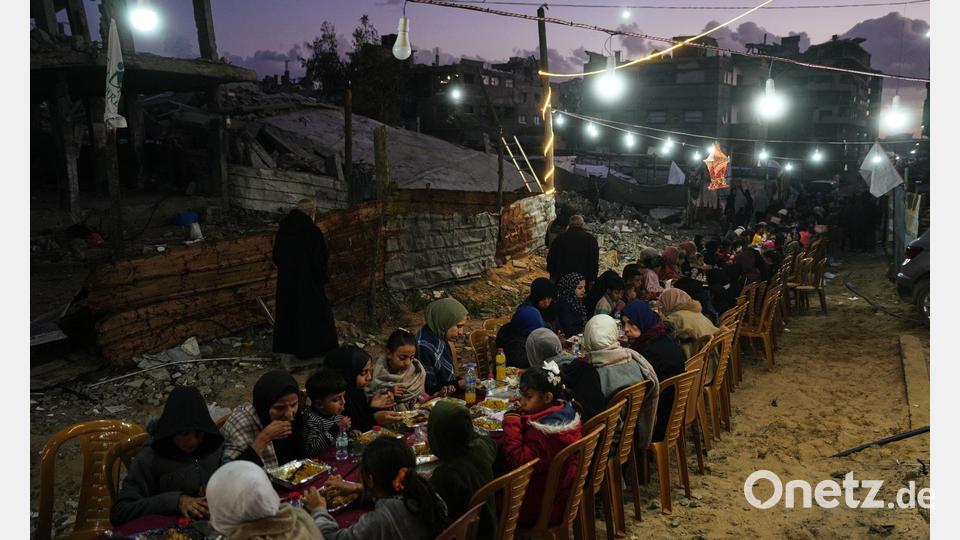 Palästinenser versammeln sich im Gazastreifen zwischen Trümmern beim Fastenbrechen zum Ramadan. Bild: Abdel Kareem Hana/AP/dpa