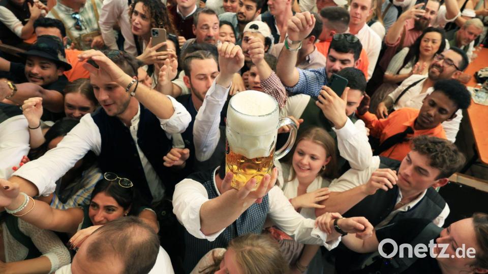 Die Plätze in den Bierzelten sind begehrt - aber Vorsicht vor Nepp bei der Reservierung. (Archivbild) Bild: Karl-Josef Hildenbrand/dpa