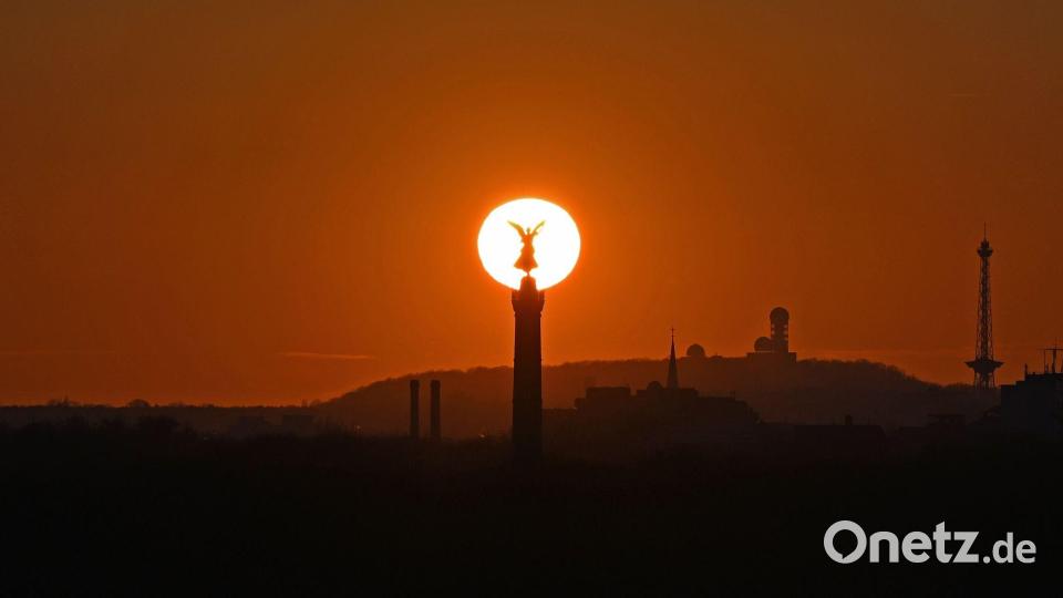 Die Sonne geht hinter der Siegessäule in Berlin unter. Bild: Elisa Schu/dpa