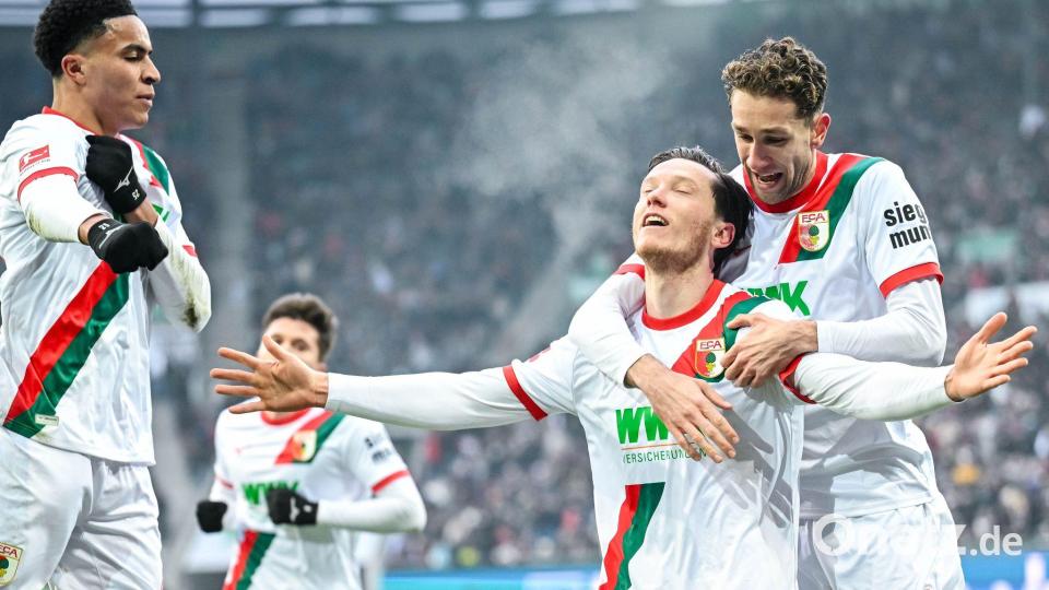 Gregoritsch (m) jagt den Torrekord der Schwaben. (Archivbild) Bild: Harry Langer/dpa