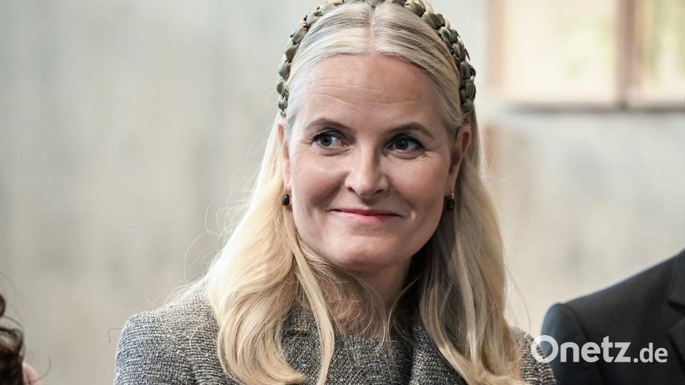 Auch die norwegische Kronprinzessin Mette-Marit steht wegen ihrer Kontakte zu Sexualstraftäter Jeffrey Epstein in der Kritik. (Archivbild) Bild: Jens Kalaene/dpa