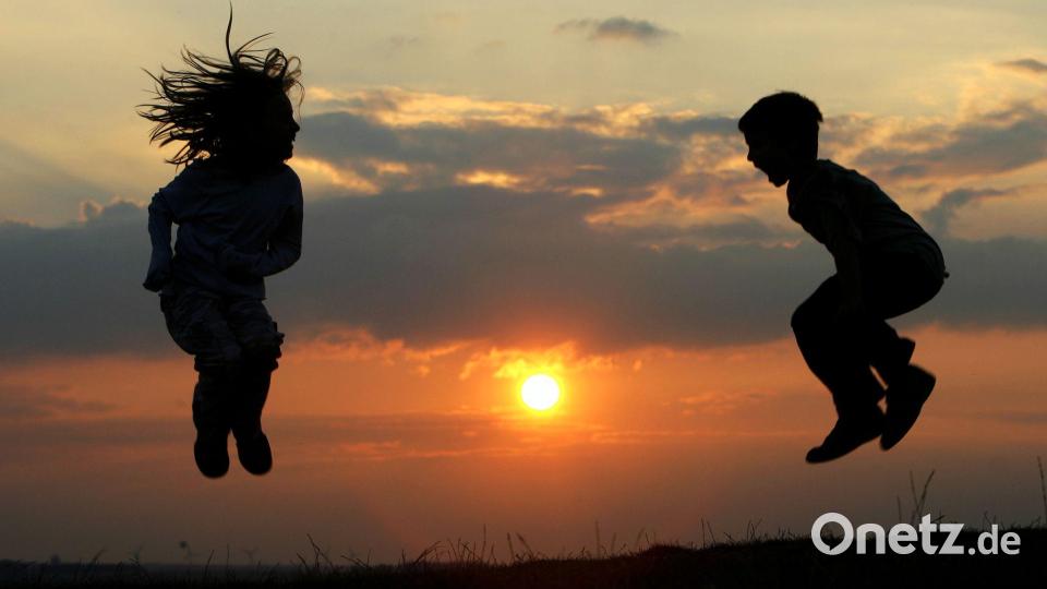 Gemeinsam spielen - sich fremden Kindern kann das anfangs schwerfallen. (Symbolbild) Bild: Arno Burgi/dpa-Zentralbild/dpa