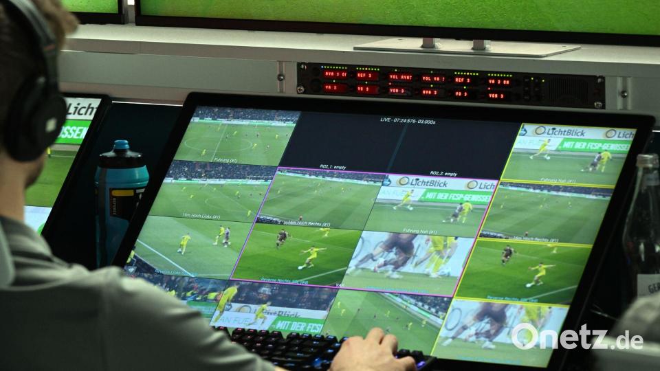 Ein Video-Schiedsrichter hat mehrere Kameraeinstellungen im Blick. (Archivbild) Bild: Federico Gambarini/dpa
