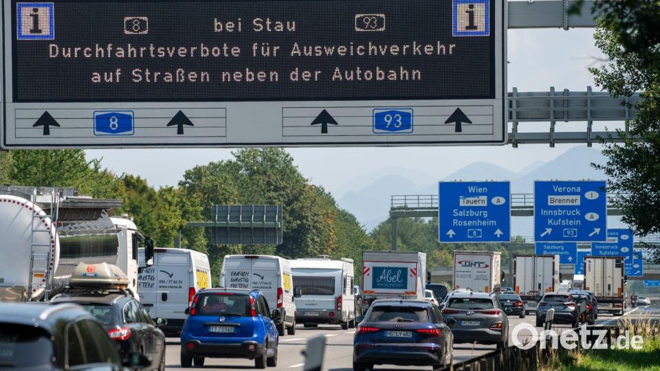 Nur bei Stau darf die Polizei Autofahrer auf die Autobahn zurückschicken. (Archivbild) Bild: Stefan Puchner/dpa